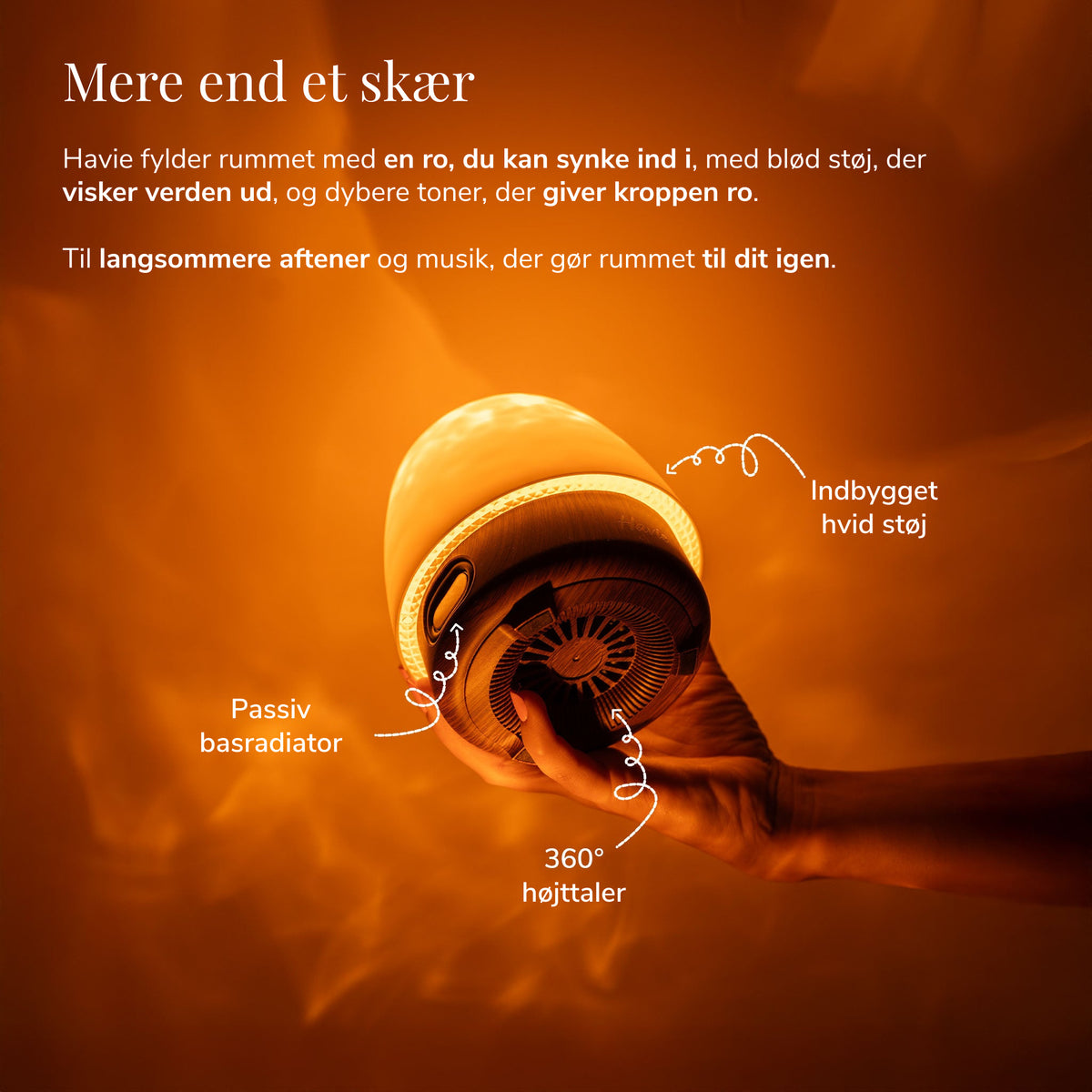 Havie med indbygget hvid støj og 360-graders højttaler spreder et varmt orange skær.