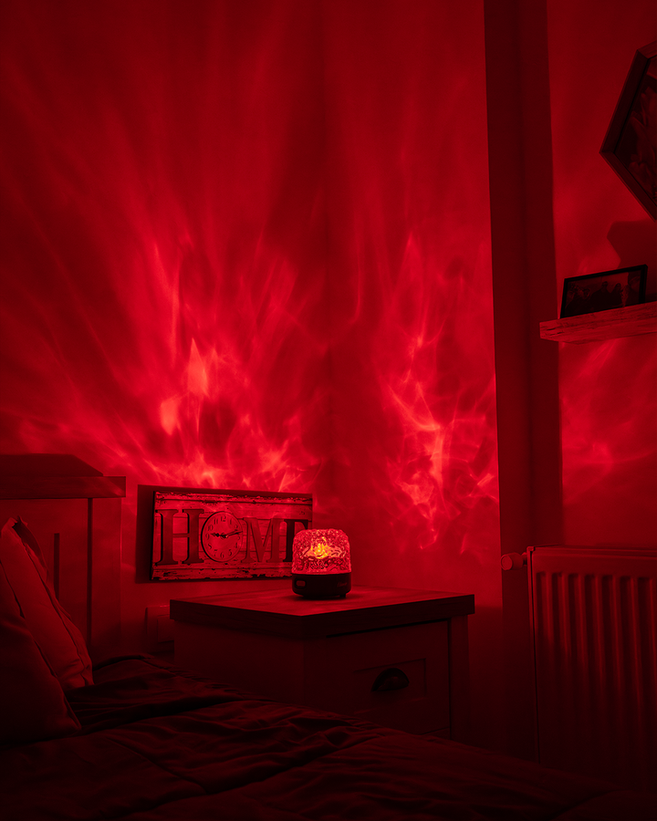 Et soveværelse badet i rødt skær fra Havie