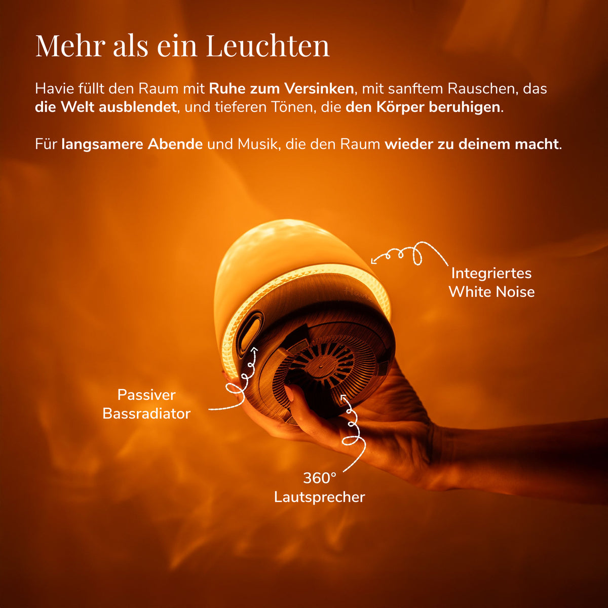 Havie mit integriertem White Noise und 360-Grad-Lautsprecher verbreitet einen warmen orangefarbenen Schein.