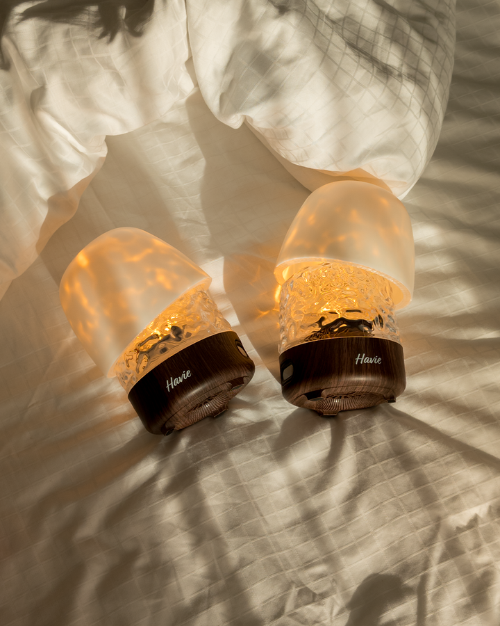 To Havie-lamper ligger mellem hvide lagner