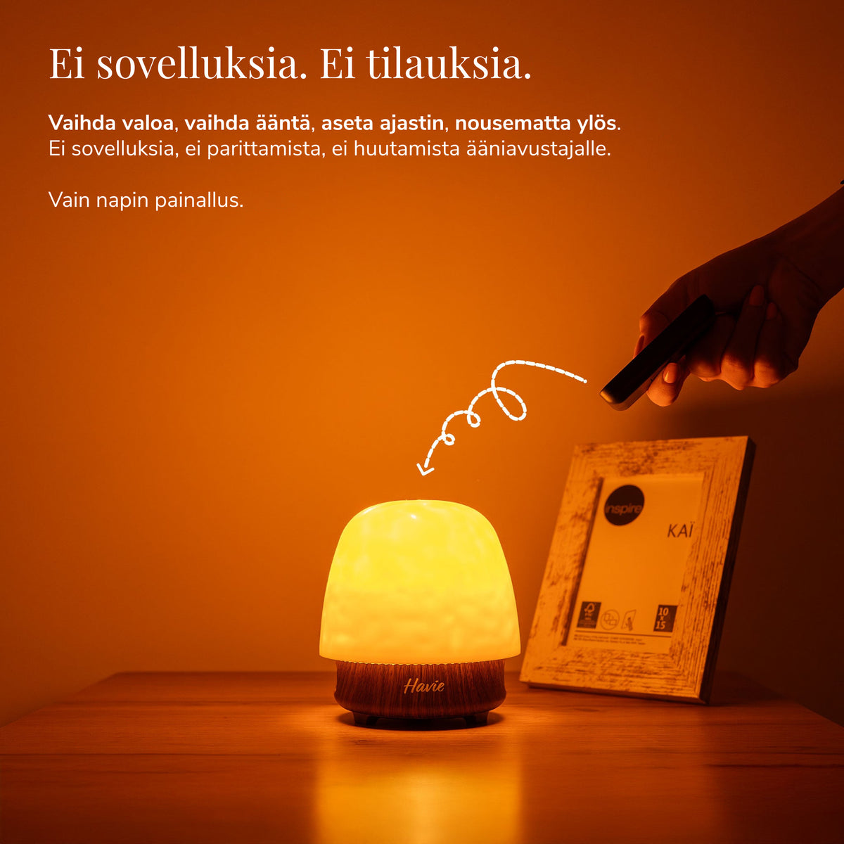 Havieta ohjataan kaukosäätimellä, ja se levittää lämmintä oranssia hehkua yöpöydällä.